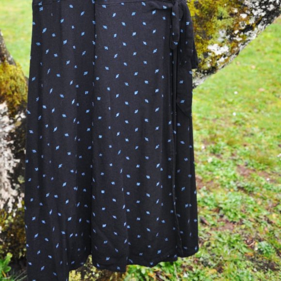 Universal Threads Summer Wrap Dress - Picture 5 of 6